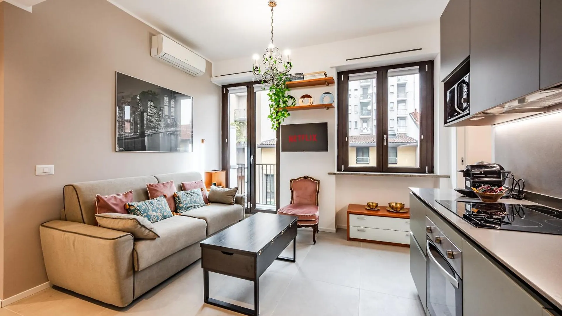 Charming Modern Apartment Near The Heart Of Milaan 0*,  Italië